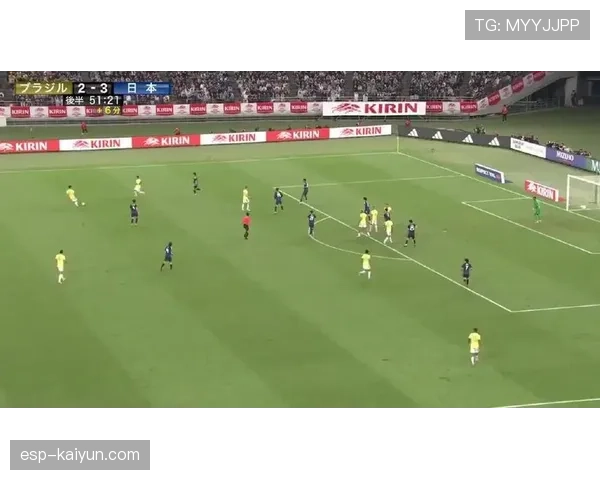 终场哨响，确认保级成功的球迷涌入球场与球员庆祝